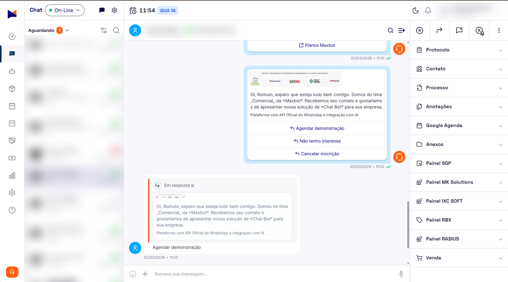 Tela de atendimento da Maxbot, com conversas de WhatsApp organizadas em filas e respostas automáticas