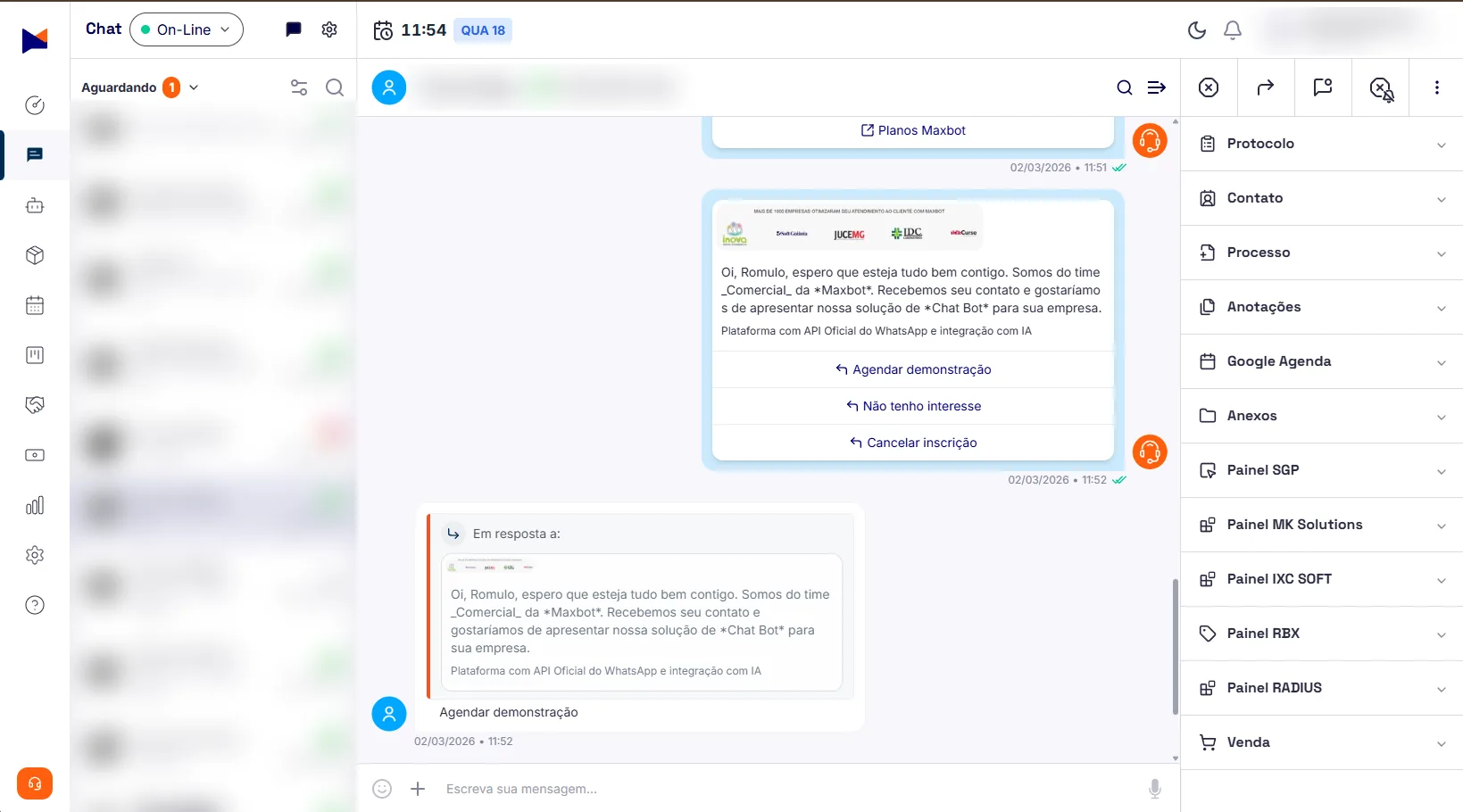 Tela de atendimento da Maxbot, com conversas de WhatsApp organizadas em filas e respostas automáticas